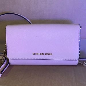 Hello I am selling this hardly used pink michael kors crossbody bad